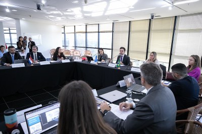 Imagem do encontro com todas as autoridades sentadas em uma mesa em formato U