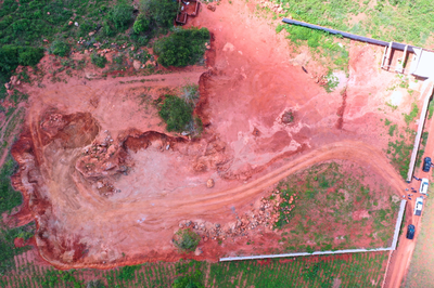 Imagem aérea de area degradada pela extração de barro dentro da comunidade quilombola