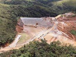 #PraCegoVer Foto aérea da barragem da Vale em Macacos.