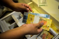 Foto: Marcello Casal Jr/Agência Brasil Congresso Nacional deve criar lei para tornar crime quem deixa de pagar intencionalmente o salário do trabalhador