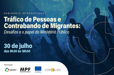 Arte: ESMPU Imagem com fundo texturizado em tons de azul, com silhuetas de quatro pessoas que parecem estar fugindo. À direita, sobreposta a duas silhuetas, o contorno da logo da ESMPU. À direita, o nome do seminário internacional "Tráfico de pessoas e contrabando de migrantes: desafios e o papel do Ministério Público", escrito em tom cinza claro. Logo abaixo a data 30 de julho e o horário 9h30 às 18h30 escrito em tom de azul claro.