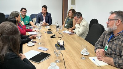 Catrapovos.jpeg em volta de uma mesa, discutem acerca do catrapovos