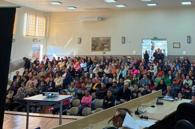 Foto mostra auditório com praticamente todas as cadeiras da plateia ocupadas