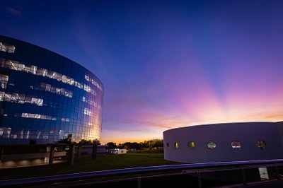 Foto do pôr do Sol. Edifío-sede da procuradoria-geral da República