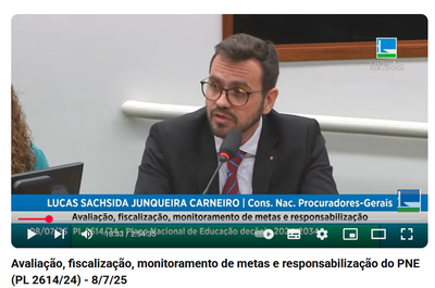 A imagem mostra um homem de óculos e barba, usando terno e gravata, falando em um microfone. Ele está em um ambiente formal, e o logo da "Câmara dos Deputados" aparece no canto superior direito.
As legendas na parte inferior da tela o identificam como LUCAS SACHSIDA JUNQUEIRA CARNEIRO, do Conselho Nacional de Procuradores-Gerais. O tema da discussão é "Avaliação, fiscalização, monitoramento de metas e responsabilização do PNE (PL 2614/24)", sobre o Plano Nacional de Educação.

