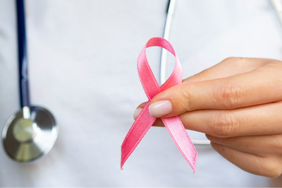Foto: Freepik Foto mostra uma pessoa segurando um laço rosa, símbolo do combate ao câncer de mama