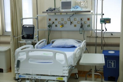 Foto de leito de hospital com aparelhos de monitoramento ao lado do leito.