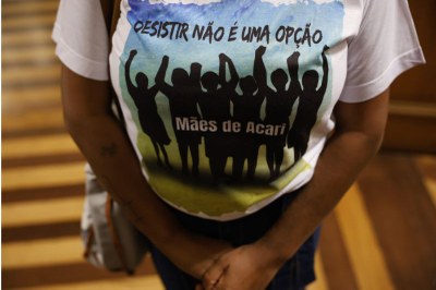 Foto: Fernando Frazão/Agência Brasil Foto do detalhe da camisa usada por familiares das vitimas da Chacina de Acari com os dizeres: Desistir não é uma opção - Mães de Acarí