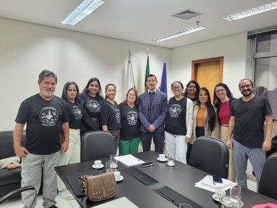 Um grupo de onze pessoas posa, em pé. Grupo é formado por representantes das comunidades atingidas, representantes da ATI e pelo procurador da República. 