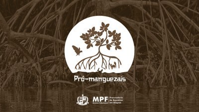 Imagem em tons de marrom mostra raízes de manguezais ao fundo, com destaque para o logotipo central do projeto Pró-Manguezais: um círculo branco com desenho de uma planta de mangue, cujas raízes formam silhuetas de um caranguejo, uma ave e um peixe. Abaixo, está escrito “Pró-manguezais”. Na parte inferior, aparecem os logotipos do MP/AL e do MPF em Alagoas.
