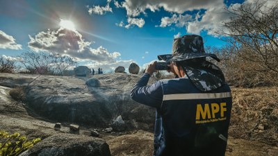 Equipe do MPF na Pedra do Letreiro - FPI 2023; membro fotografando o horizonte