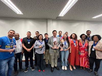 Imagem de todos os presentes na entrega dos trófeus