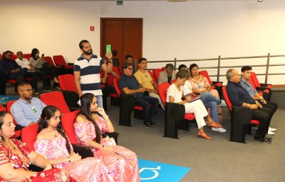 Foto do auditório com Reunião dos povos ciganos.