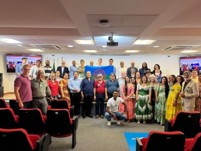 Foto posada do grupo que participou da reunião