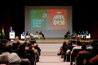 Foto de auditório em evento sobre a COP30