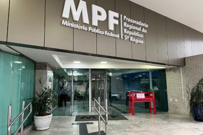 Banco vermelho Foto da entrada da Procuradoria Regional da República da 5ª Região com um banco vermelho na frente