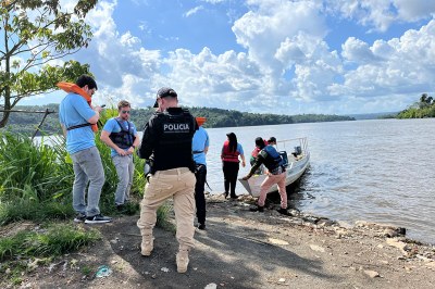 Integrantes do MPF e da DPU embarcando em catraia