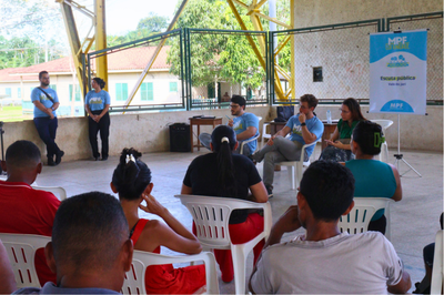 Participantes do MPF na Comunidade reunidos em quadra poliesportiva