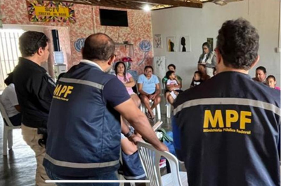 Foto da equipe do MPF falando com a comunidade