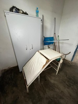 Salinha com mesa ginecológica enferrujada