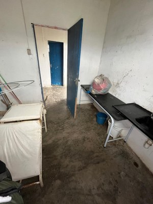 Salinha com mesa ginecológica enferrujada