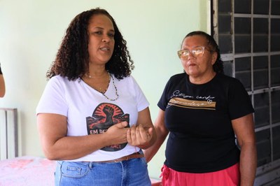 A coordenadora da Rede Mulheres de Comunidades Tradicionais e idealizadora do projeto Ominira Liberdade, Elis Lopes, posa para foto enquanto fala da situação.