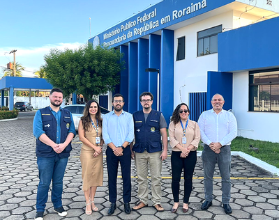 Fotos onde Procuradores e integrantes da Denasus posam pra foto em frente ao MPR/RR