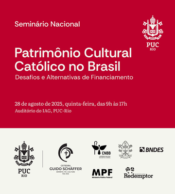 A imagem é um cartaz digital de fundo vermelho escuro, com textos e logos em branco. O título principal, em destaque, diz "Patrimônio Cultural Católico no Brasil", seguido do subtítulo "Desafios e Alternativas de Financiamento". Acima do título, está escrito "Seminário Nacional". No canto superior direito, há o logo da PUC-Rio. Mais abaixo, informações sobre o evento incluem a data, horário e local: "28 de agosto de 2025, quinta-feira, das 9h às 17h" no "Auditório do IAG, PUC-Rio". Na parte inferior do cartaz, estão alinhados os logos de várias organizações e instituições parceiras, como a PUC-Rio, Cátedra Guido Schäffer, CNBB, BNDES, MPF e Instituto Redemptor.
