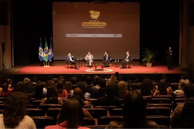 Foto ampla do auditório mostrando o público e os debatedores 
