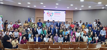 Participantes posam para foto de encerramento.