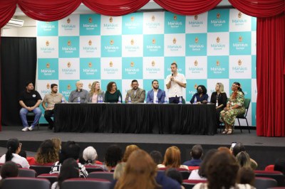 Fotos: Mário Oliveira/Semed Foto da mesa com autoridades na solenidade de posse