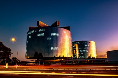 Foto dos prédios da procuradoria-geral da República ao entardecer.