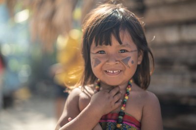 Imagem: Canva Imagem mostra menina indígena com rosto pintado sorrindo