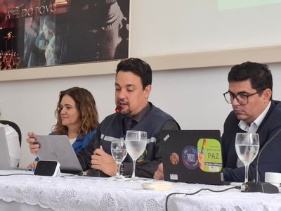 Foto da mesa com foco no procurador Bruno Lamenha (MPF); ao seu lado esquerdo está Alexandra Beurlen (MPE) e ao seu lado esquerdo está Issac Souto (DPE)