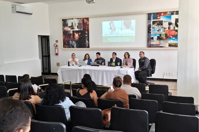 Foto da mesa de abertura com os integrantes Bruno Lamenha (MPF); Alexandra Beurlen (MPE); Micheline Tenório(MPE); Isaac Souto (DPE); Roberta Mendonça (DPE) e o vereador de Maceió Leonardo Dias.