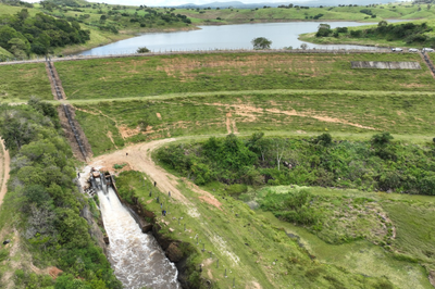 Barragem Boacica (Foto: Rafael Vanderley/Crea-AL) Registro de imagem aérea da barragem Boacica, com agua represada ao fundo, e na lateral inferior esquerda o escoamento de água pela válvula quebrada