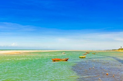 Foto: Setur/CE Foto mostra pessoas em um auditório olhando para o palestrante em um telão
