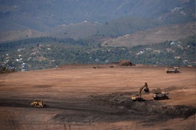 Foto de máquinas trabalhando em área de mineração