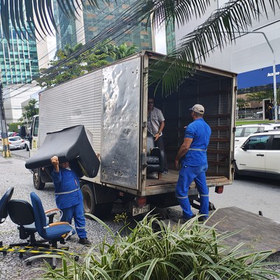 A imagem mostra um caminhão da UFPB e funcionários carregando as doações da PRR5. 