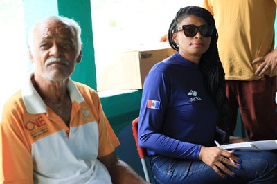 Equipe do MPF ao lado de senhor da comunidade.