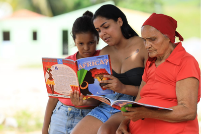 Crédito: Anderson Macena/MP-AL (Ascom FPI/AL) Três mulheres da comunidade lendo.