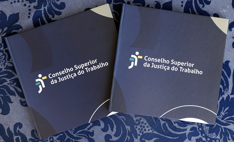 Foto de dois exemplares do livro