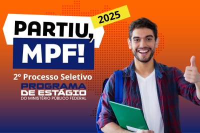 #ParaTodosVerem: Banner colorido com fundo em tons de laranja e azul. À esquerda, está escrito em destaque: “PARTIU, MPF! 2025”. Abaixo, em letras menores: “2º Processo Seletivo – Programa de Estágio do Ministério Público Federal”. À direita, aparece um jovem sorridente, de pele clara, barba curta e cabelo escuro, usando camisa xadrez, camiseta branca e mochila azul. Ele segura uma pasta verde e faz sinal de positivo com a mão direita, em expressão de entusiasmo.