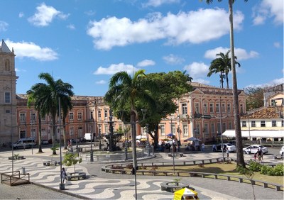Largo Terreiro de Jesus, Faculdade de Medicina ao Fundo. Foto: Canva Imagem mostra o prédio da USF. Ele tem uma cor salmão com detalhes brancos