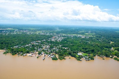 Foto aérea mostra casas na beira do rio 