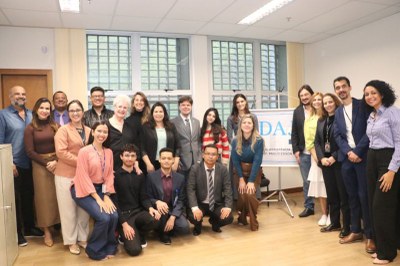 Imagem mostra foto da visita ao DAJ