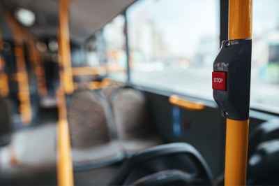 Foto: Drazen Zigic/Freepik Foto do interior de um ônibus vazio