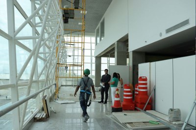 Foto: MPF Imagem mostra visita ao aeroporto com andaimes e obras