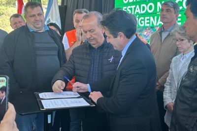 Foto do momento da assinatura das ordens de serviço 