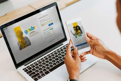 Imagem ilustrativa: Portal Gov.br/Divulgação A imagem mostra uma pessoa utilizando simultaneamente um notebook e um celular para acessar a plataforma Gov.br, sistema digital do governo federal do Brasil. A tela do notebook exibe a página de login do site Gov.br, enquanto o celular mostra a tela inicial do aplicativo da mesma plataforma.